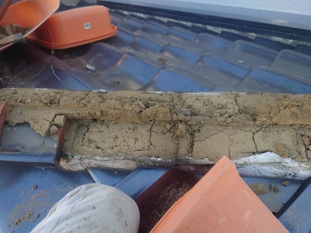 明石市で棟の積み直し工事に伴う瓦の解体作業